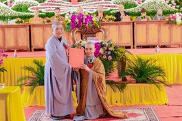 Ni trưởng Thích Đàm Hòa trao quyết định bổ nhiệm trụ trì chùa Vân Lỗi (Sùng Nghiêm tự) đến Sư cô Thích nữ Thanh Đức