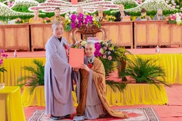 Ni trưởng Thích Đàm Hòa trao quyết định bổ nhiệm trụ trì chùa Vân Lỗi (Sùng Nghiêm tự) đến Sư cô Thích nữ Thanh Đức