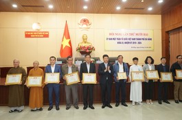 Lãnh đạo Ủy ban MTTQVN TP.Đà Nẵng trao Bằng khen đến tập thể, cá nhân có thành tích đóng góp trong công tác an sinh xã hội