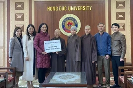 Ban Từ thiện xã hội GHPGVN tỉnh Thanh Hóa trao tiền hỗ trợ cho các sinh viên bị thiệt hại trong vụ cháy nhà để xe