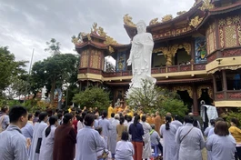 Tôn tượng Đức Phật A Di Đà được an vị trong khuôn viên chùa Cảnh Tiên