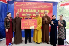 Hòa thượng Thích Thọ Lạc trao 50 triệu đồng hỗ trợ bà Trần Thị Nhâm xây dựng ngôi nhà mới