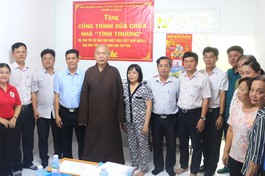 Bàn giao nhà tình thương đến hộ gia đình bị hỏa hoạn vào chiều 21-11 vừa qua. Vụ hỏa hoạn khiến 3 người tử vong (1 phụ nữ và 2 cháu bé)