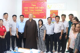 Bàn giao nhà tình thương đến hộ gia đình bị hỏa hoạn vào chiều 21-11 vừa qua. Vụ hỏa hoạn khiến 3 người tử vong (1 phụ nữ và 2 cháu bé)