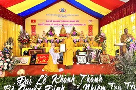 Thượng tọa Thích Minh Quang trao quyết định bổ nhiệm trụ trì chùa Thượng Lạc đến Sư cô Thích nữ Viên Ngọc