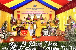 Thượng tọa Thích Minh Quang trao quyết định bổ nhiệm trụ trì chùa Thượng Lạc đến Sư cô Thích nữ Viên Ngọc