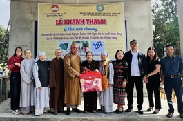 Bàn giao nhà Đại đoàn kết đến gia đình bà Nguyễn Thị Liên (H.A Lưới)