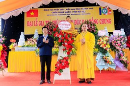 Đại diện lãnh đạo Sở xây dựng tỉnh Thanh Hóa tặng hoa chúc mừng