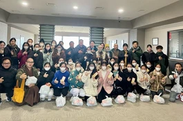 Các bạn trẻ người Việt tại khu lánh nạn vui mừng khi được đoàn đến thăm và tặng quà động viên