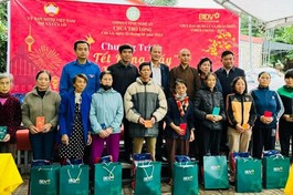 Chùa Trợ Long trao 100 suất quà đến hộ nghèo tại TX.Cửa Lò, Nghệ An