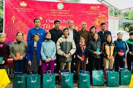 Chùa Trợ Long trao 100 suất quà đến hộ nghèo tại TX.Cửa Lò, Nghệ An