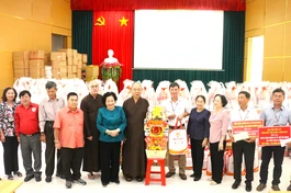 Phái đoàn thăm, tặng quà tại bệnh viện Nhân Ái (Bình Phước)