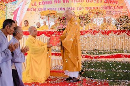 Trao quyết định thành lập điểm sinh hoạt tôn giáo tập trung đến Đại đức Thích Giác Dũng