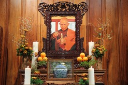 Di ảnh và xá-lợi Thiền sư Thích Nhất Hạnh được tôn trí tại thất Lắng Nghe - tổ đình Từ Hiếu 