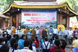 Quỹ khuyến học “Thiện Nguyện Chánh Đạo” tặng 200 phần quà đến các em học sinh, sinh viên , người dân có hoàn cảnh khó khăn, trên địa bàn Q.Bình Thạnh