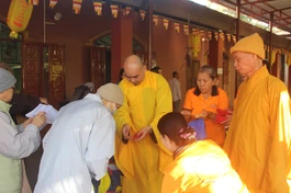 Các tự viện tặng quà Tết đến người nghèo, các bệnh nhân có hoàn cảnh khó khăn