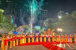 Cắt băng khai mạc đường hoa Nguyễn Huệ - Ảnh: An Biên