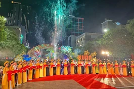 Cắt băng khai mạc đường hoa Nguyễn Huệ - Ảnh: An Biên