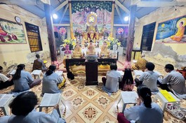 Người dân Đất Mũi về chùa đón xuân