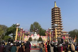 Quang cảnh buổi lễ tại bảo tháp Đại Bi - chùa Phúc Lộc (xã Nghĩa Thịnh, H.Nghĩa Hưng, Nam Định)