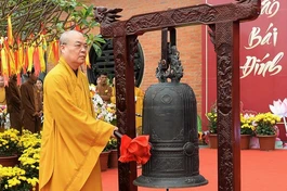 Trưởng lão Hòa thượng Thích Thanh Nhiễu thỉnh chuông khai hội