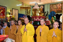 Đại đức Thích Quảng Hậu thay mặt đoàn dâng lời tác bạch cúng dường các tự viện đầu năm mới