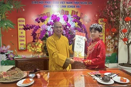 Đại đức Thích Đồng Tuệ, trụ trì chùa Hà trực tiếp viết chữ thư pháp tặng đến các em học sinh nhân dịp đầu xuân