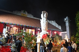 Tôn tượng Bồ-tát Quán Thế Âm tam diện được an vị trước chánh điện chùa Ưu Đàm