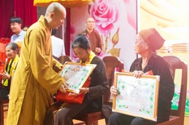 Đại đức Thích Thanh Quang trao Bằng chúc thọ đến các cụ 