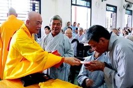 Chư tôn đức trao lộc đầu năm đến các Phật tử