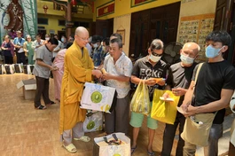 Ban Từ thiện xã hội GHPGVN Q.6 tặng quà người khiếm thị