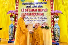 Hòa thượng Thích Niệm Thới trao quyết định bổ nhiệm trụ trì chùa Phước Thạnh đến Đại đức Thích Thiện Thức