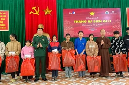 Trao quà đến các em học sinh nghèo, vượt khó học tập 