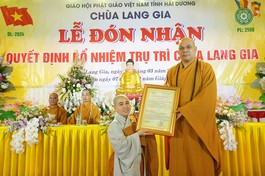 Thượng tọa Thích Thanh Vân trao quyết định bổ nhiệm trụ trì chùa Lang Gia đến Sư cô Thích nữ Huệ Hương