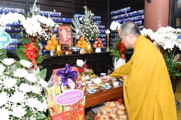 Thượng tọa Thích Tâm Hải, Tổng Biên tập Báo Giác Ngộ tưởng niệm cư sĩ Tống Hồ Cầm tại chùa Hải Quang (Q.Tân Bình, TP.HCM)