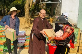 Hòa thượng Thích Thiện Nghĩa tận tay trao quà đến đồng bào dân tộc Tây Nguyên có hoàn cảnh khó khăn