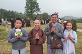 Gia đình anh Hiệp, chị Cát Anh đưa con tham gia nhiều khóa tu học, gần gũi các vị thiện tri thức