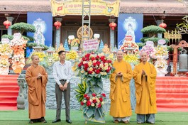 Ban Trị sự GHPGVN tỉnh Thanh Hóa tặng hoa chúc mừng