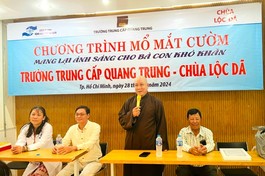 Thượng tọa Thích Trí Trường phát biểu, động viên bà con