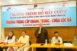 Thượng tọa Thích Trí Trường phát biểu, động viên bà con