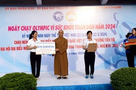 Thượng tọa Thích Tâm Chơn trao bảng tượng trưng ủng hộ 350 triệu đồng đến Quỹ “Vì người nghèo” Q.Bình Thạnh
