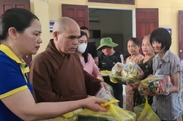 Đoàn từ thiện chùa Đức Hậu trao quà đến hội viên Hội Người mù H.Tân Kỳ, Nghệ An