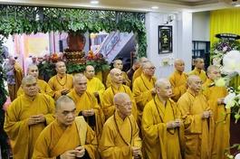 Chư tôn đức thắp hương tưởng niệm cố Thượng tọa Thích Đồng Tu