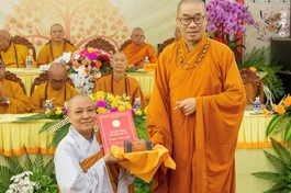 Thượng tọa Thích Quảng Lộc trao quyết định bổ nhiệm trụ trì chùa Tân Bửu đến Sư cô Thích nữ Tuệ Đức