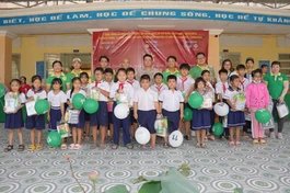 100 phần quà “Khuyến khích đạo đức học đường” được trao cho các em học sinh có lối sống đạo đức lành mạnh trong trường học