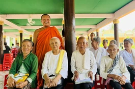 Chùa Prom trao quà Tết Chôl Chnam Thmây đến bà con khó khăn