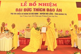 Hòa thượng Thích Thiện Tấn trao quyết định bổ nhiệm trụ trì chùa Cu Hoan đến Đại đức Thích Đạo Ân