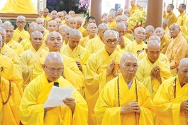 Hòa thượng Thích Hoằng Tri dâng lời khải bạch tại Lễ tưởng niệm 10 năm Đại lão Hòa thượng Thích Trí Tịnh viên tịch