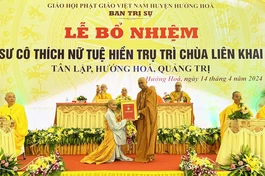 Thượng tọa Thích Quảng Thiện, Phó Trưởng ban Thường trực Ban Trị sự GHPGVN tỉnh Quảng Trị trao quyết định bổ nhiệm trụ trì chùa Liên Khai đến Sư cô Thích nữ Tuệ Hiền