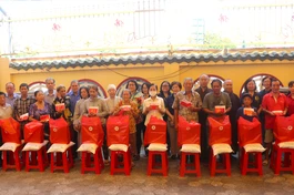 Chùa Long Hoa trao quà hỗ trợ đồng bào dân tộc